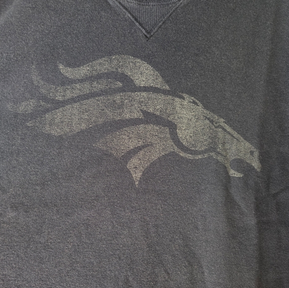 Denver Broncos Crew Neck Sweatshirt Waffle Knit Textured Distressed Logo NFL NWT - Picture 3 of 9